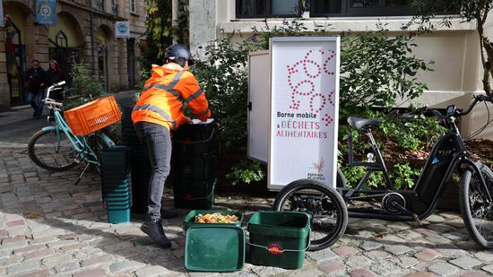 La déchetterie mobile est présente deux fois par semaine rue Paul Bert dans Bordeaux Centre