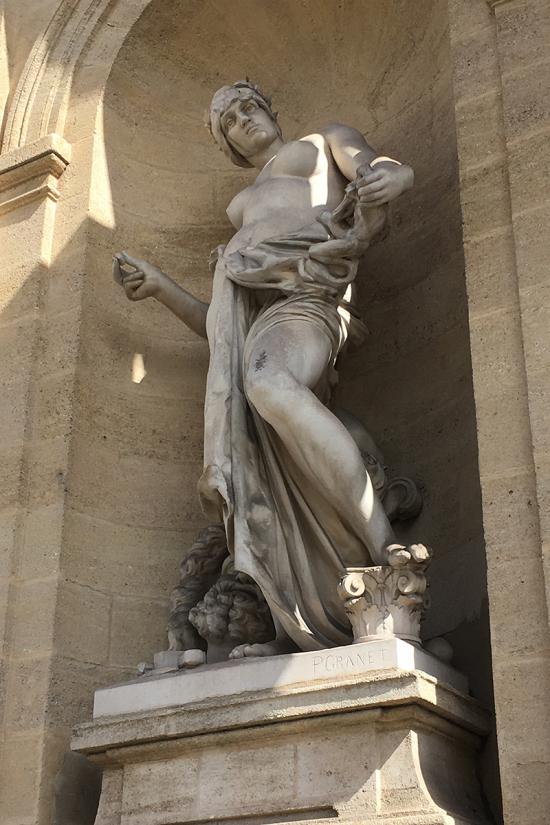 Statue devant le musée des Beaux-Arts