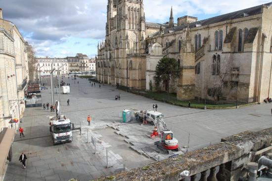 Début des travaux devant la mairie de Bordeaux