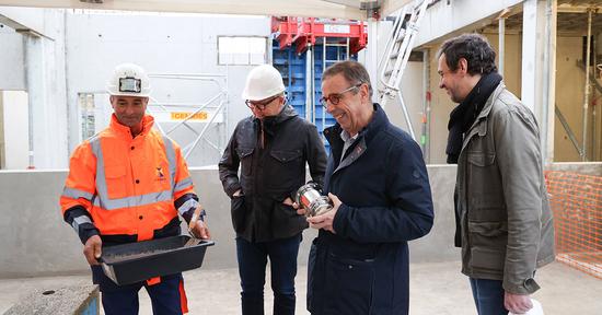 Le Maire Pierre Hurmic lors de la pose de la première pierre le vendredi 8 mars 2024