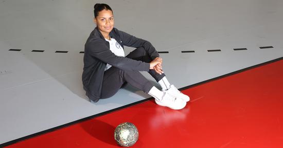 Khary est éducatrice sportive et responsable de la filière féminine des Girondins de Bordeaux Bastide Handball Club.