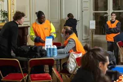 Photo : des bénévoles et organisateurs de la Nuit de la solidarité discutent dans les salons de l'hôtel de ville de Bordeaux
