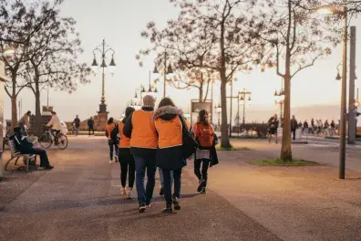 Photo d'un groupe de bénévoles de dos marchant sur une place