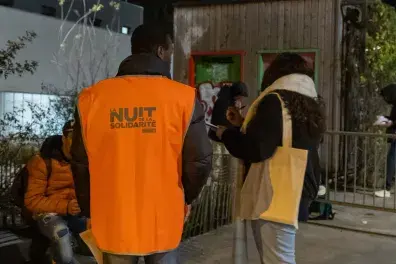 Photo deux bénévoles de  la Nuit de la solidarité discutent avec une personne sans abri