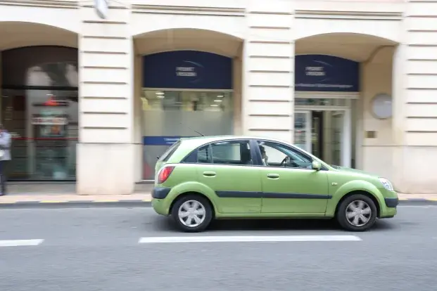 Une voiture sur une route.