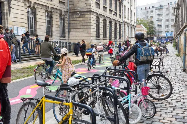 Photo d'une rue aux enfants de l'école Cazemajor avec des enfants et des arceaux vélos.