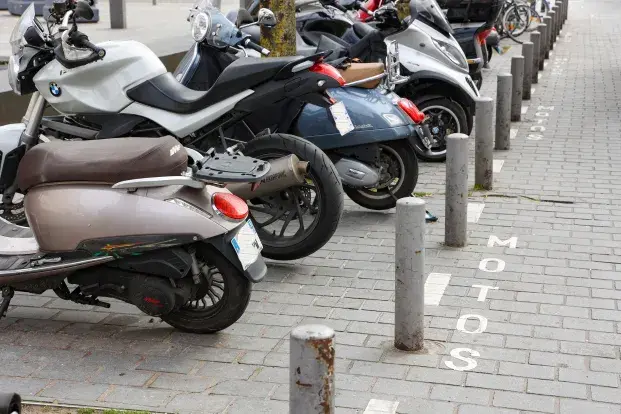 Des motos garées sur un emplacement reversé au moto.