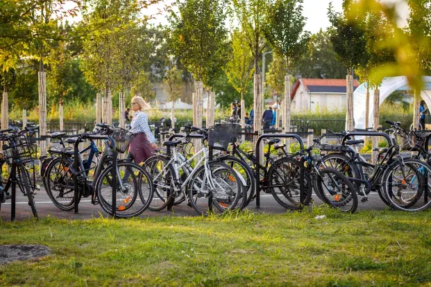 Photo de vélos accrochés à des arceaux à Bordeaux