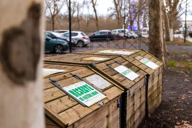 Alignement de bornes à déchets alimentaires
