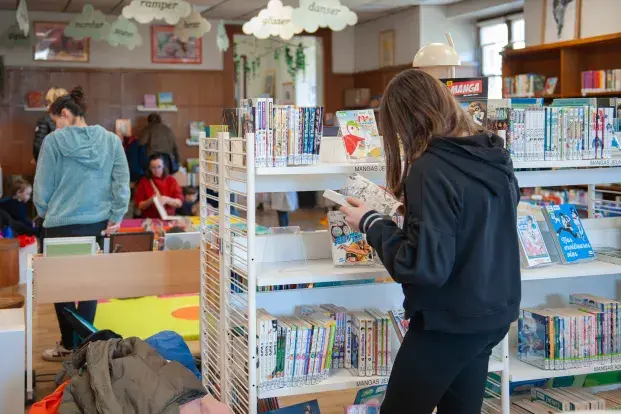 Fille lisant un livre dans une bibliothèque bordelaise