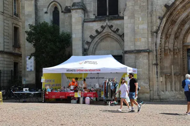 Stand d'information sur la réduction des déchets