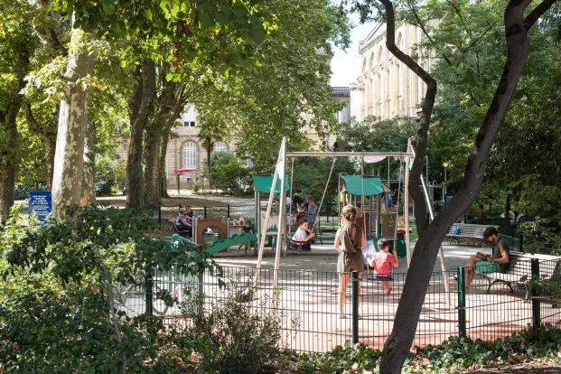Enfants s'amusant dans l'aire de jeux du jardin