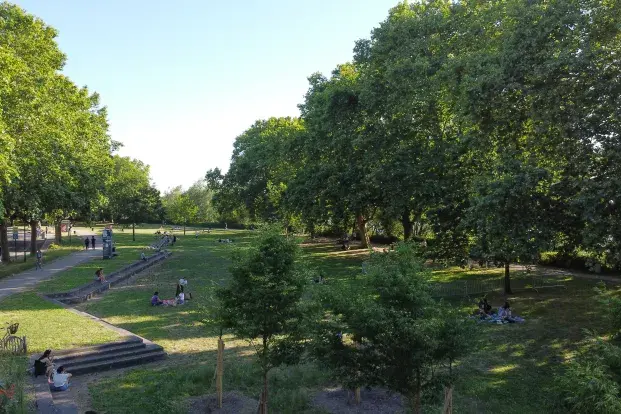 Personnes flânant sur les pelouses du Parc aux angéliques