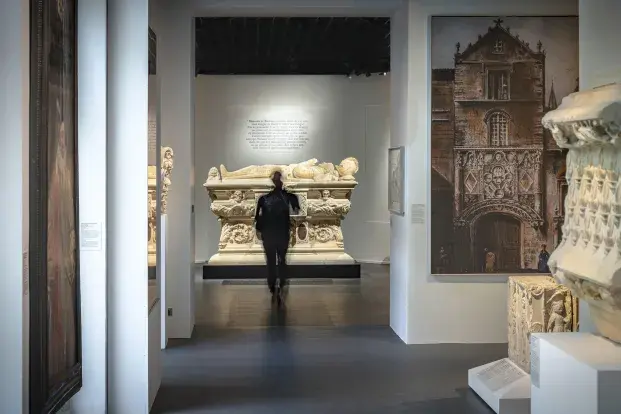 Un visiteur découvre une collection du Musée d'Aquitaine