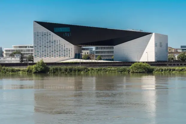 Bâtiment de la MECA vu depuis la Garonne