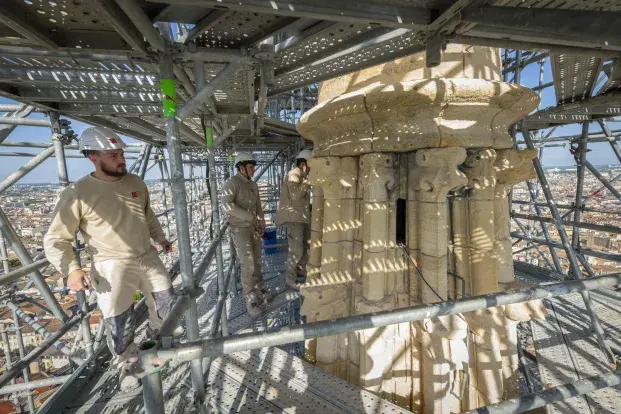 Photo d'artisans sur le chantier de la flèche Saint-Michel