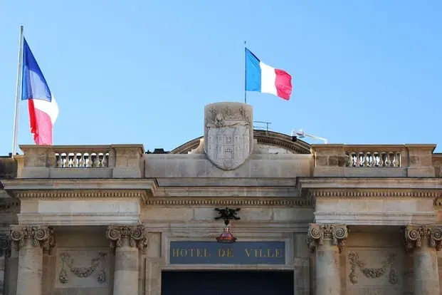 Photo du blason de Bordeaux surmontant la porte de l'hôtel de ville