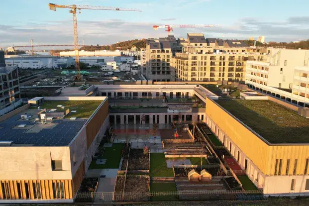 Vue aérienne des bâtiments et de la cour de l'école Elsa Triolet.