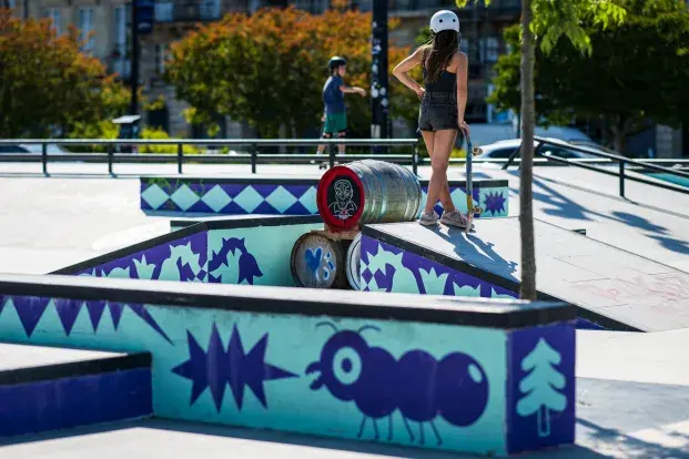 Photo : Le skate-park des Chartrons, et sa fresque sur l'égalité, imaginée par Duch. © Rodolphe Escher