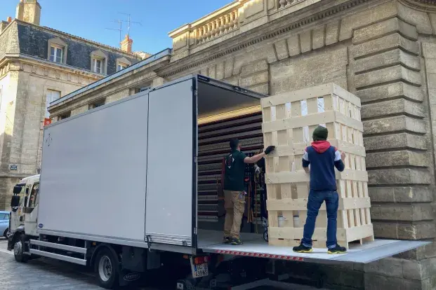 Photo de conservateur déménageant les oeuvres du madd-bordeaux.
