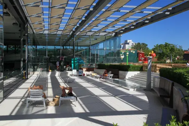 Espace de détente à la piscine Tissot 