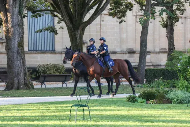 Photo de deux agents de la police municipale, à cheval, dans un parc de Bordeaux.