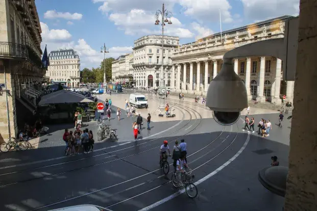 Photo d'une caméra installée sur la place de la Comédie à Bordeaux