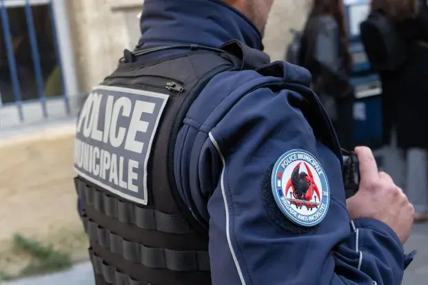 Écusson de la brigade anti-incivilité sur l'épaule d'un policier de la brigade.