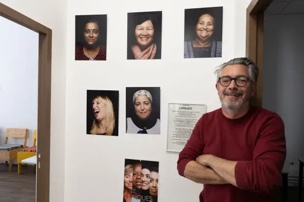 Thierry Labbé, au milieu de portraits d'adhérentes réalisés par le photographe Thibault Stipal.