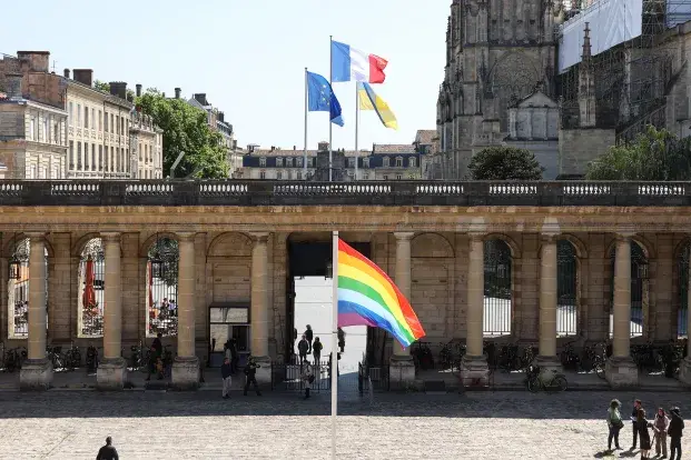 Les drapeaux arc-en-ciel, européen, français et ukrainien sur l'Hôtel de ville de Bordeaux.