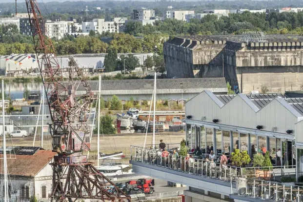 photo d'un restaurant en terrasse sur les Bassins à flot