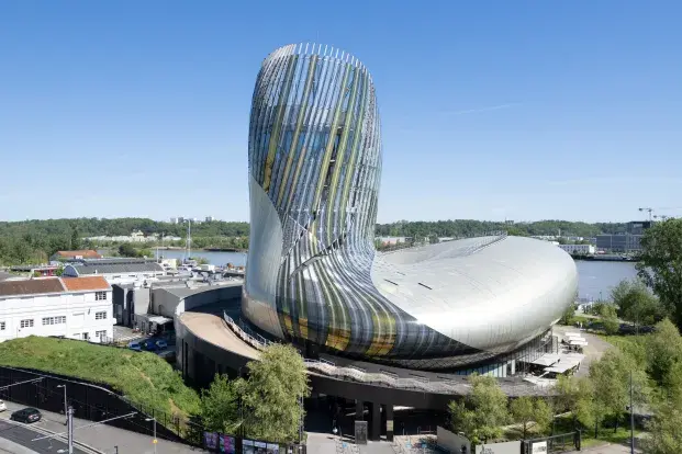 photo de la cité du vin à bordeaux prise en drone