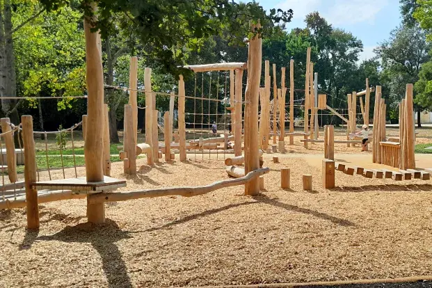 Aire de jeu avec des rondins en bois dans un parc de Bordeaux