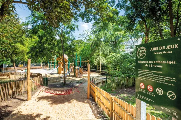 Aire de jeu avec des rondins en bois et des cordes dans un parc de Bordeaux