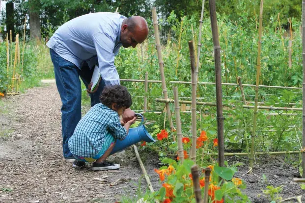 Photo : Toutes les générations se retrouvent autour des plantations © T. Sanson / Ville de Bordeaux