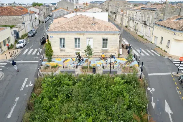 Vue aérienne d'une micro forêt en plein centre ville de Bordeaux