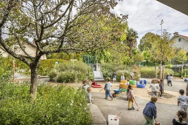 Enfants jouant au milieu de la cours Buissonnière de l'école Jean Cocteau