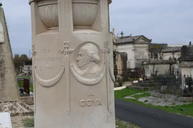 Vue rapproché du cénotaphe de Goya où se trouve son portrait sculpté dans un médaillon.
