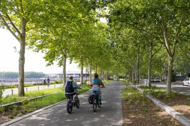 Photo : Piste cyclable quais des Queyries © R. Escher