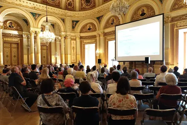 Rassemblement de personnes assises pour le bilan d la concertation Tourny au Grand-Théâtre