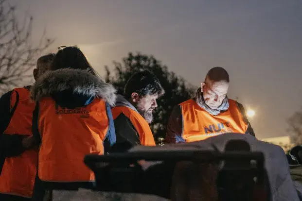 Photo de plusieurs bénévoles de la Nuit de la solidarité dans un campement