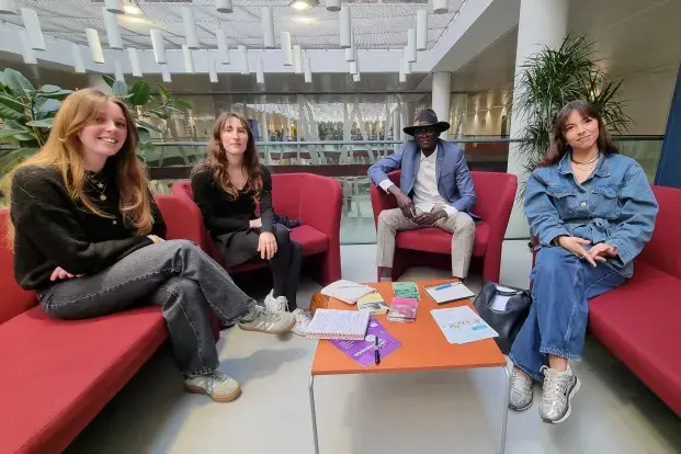 Photo : L'équipe d'étudiants en sociologie menant l'enquête de terrain dans les quartiers bordelais. © Ville de Bordeaux