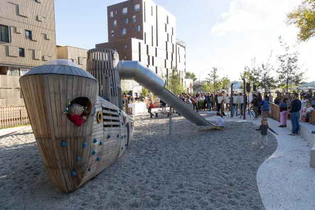 Photo de l'aire de jeux du capitaine Némo à Bordeaux, avec des enfants