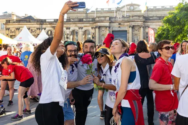 Photo de 5 participants de la 3e Nuit des relais faisant un selfie devant l'hôtel de ville, place Pey Berland