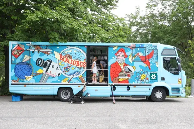 Photo du bibliobus au parc Bordelais, avec une enfant qui y entre