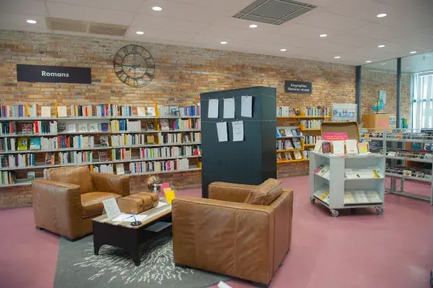 Photo d'un espace de lecture de la bibliothèque Bordeaux-Lac