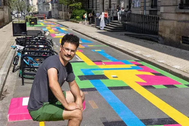 L'artiste Guillaumit devant sa fresque rue Cazemajor
