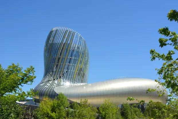 Photo : La Cité du vin, musée dédié au monde viticole, aux Bassins à flot. © Sophie Duboscq / Office de tourisme de Bordeaux