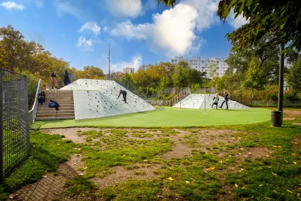 Photo d'un équipement d'escalade dans un parc, avec des sportifs.