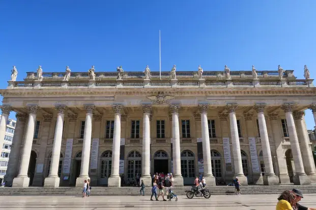 photo de la façade classique du Grand-Théâtre de Bordeaux.